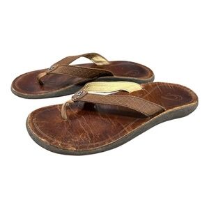 OluKai Womens Pua Leather Toe Strap Sandal in Sahara/ Bean. Size 7